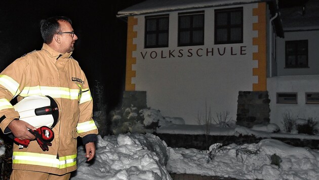 Schneefall und Stromausfälle im Lungau: VS Ramingstein blieb geschlossen, Bürgermeister Günther Pagitsch war 2 Tage als Feuerwehrmitglied unterwegs (Bild: Roland Holitzky)
