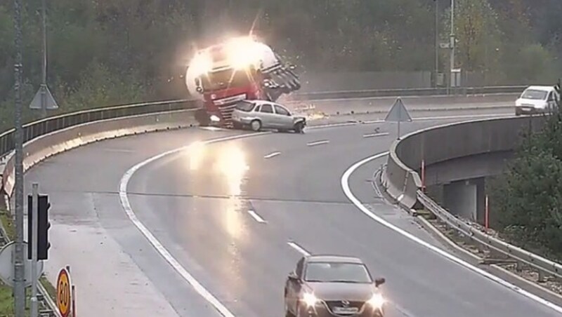 Der Lkw kollidierte mit einem Pkw, bevor er die Absperrung durchbrach und von der Brücke stürzte. (Bild: DARS)