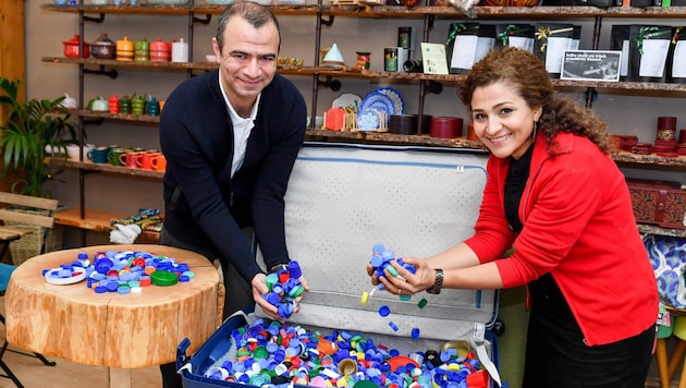 Hanif Yasrobi (l.) und Shadi Izadi sammeln in ihrem Café Schadzi in der Domgasse 10 in Linz die Kunststoff-Verschlusskappen von Flaschen, die sie dann in den Iran mitnehmen. (Bild: Harald Dostal)