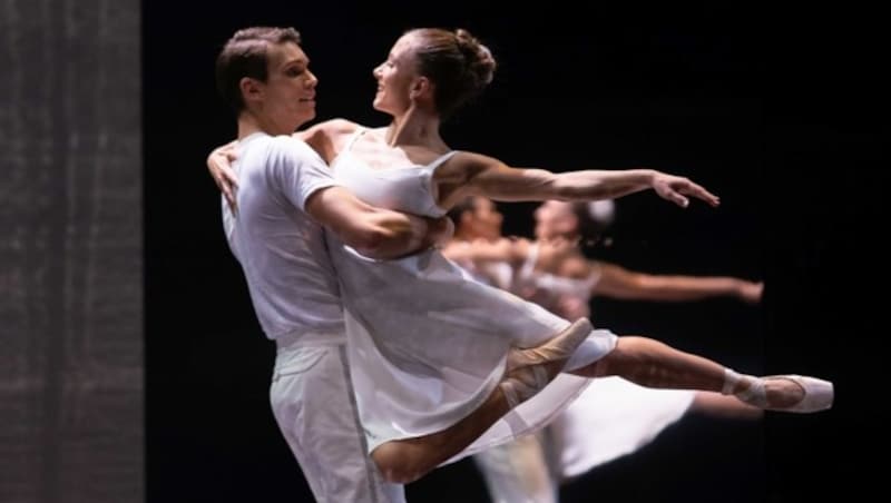 Cinderella (Lucie Horná) und ihr Prinz (Christoph Schaller) (Bild: Ian Whalen)