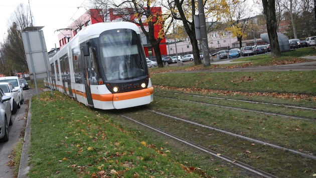 Eine Straßenbahn in Linz entgleiste. (Symbolbild) (Bild: APA/LAUMAT.AT/MATTHIAS LAUBER)
