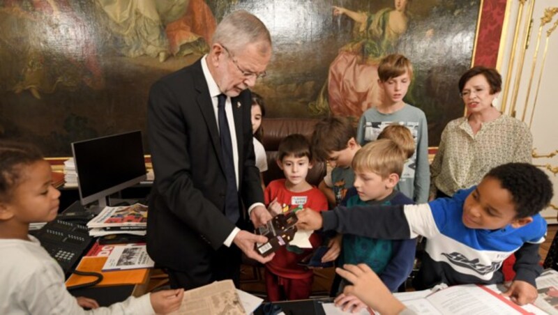 Besonders großes Interesse herrschte in Van der Bellens Arbeitszimmer für die Süßigkeiten des Bundespräsidenten. (Bild: APA/ROLAND SCHLAGER)