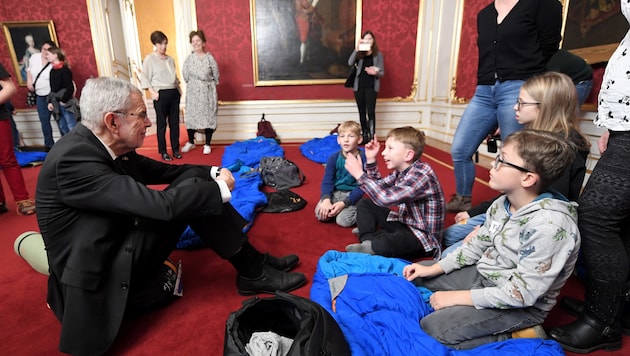 Bundespräsident Alexander Van der Bellen beantwortete 2019 viele Fragen, die die kleinen Besucher in der Hofburg an ihn hatten. (Bild: APA/ROLAND SCHLAGER)
