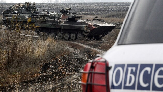 Truppenabzug unter den Augen der OSZE (Bild: APA/AFP)