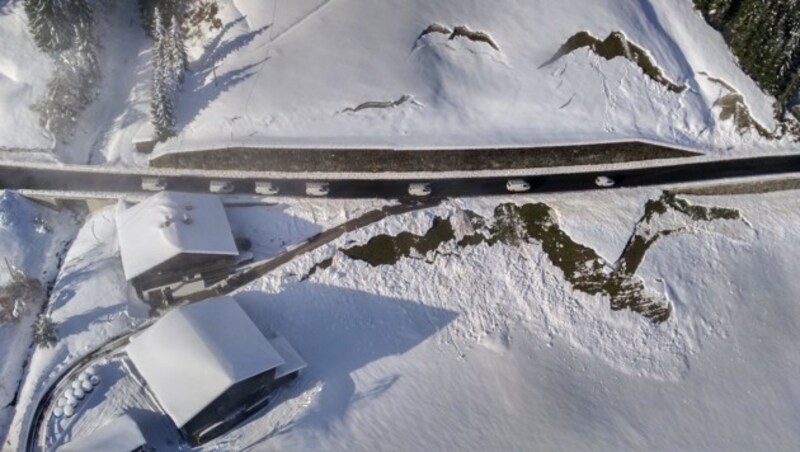 Die Schneemassen haben keine Verbindung - sie rutschen leicht ab. (Bild: TINETZ/Fronthaler)