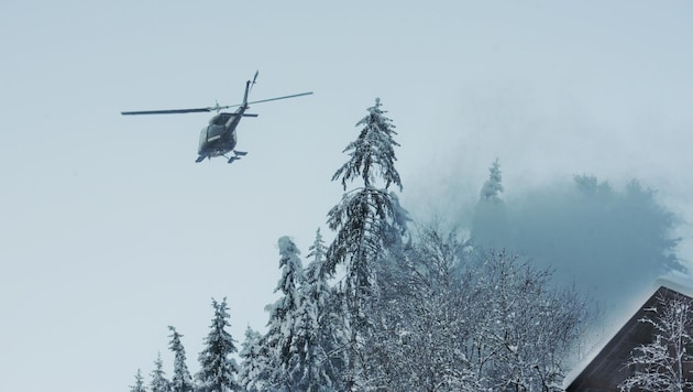 Der Luftdruck der Helikopterrotoren „bläst“ den schweren Schnee von den Bäumen. (Bild: Brunner Images)