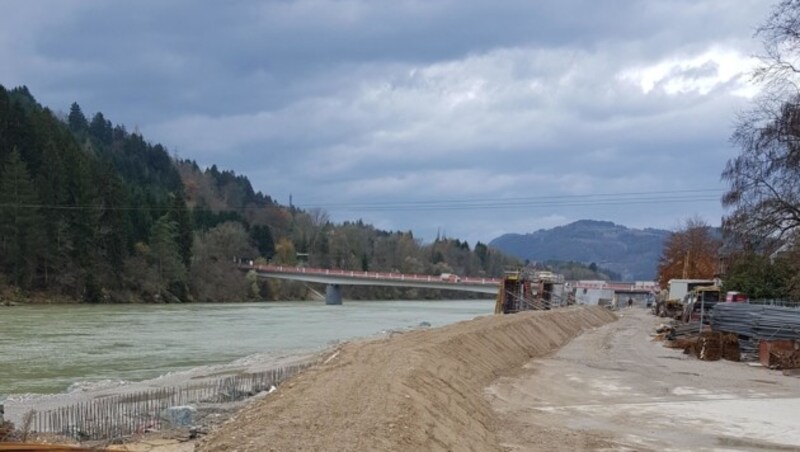 Die Baustelle an der Ufermauer in Lavamünd wird gesichert. (Bild: Bachhiesl Georg Franz)