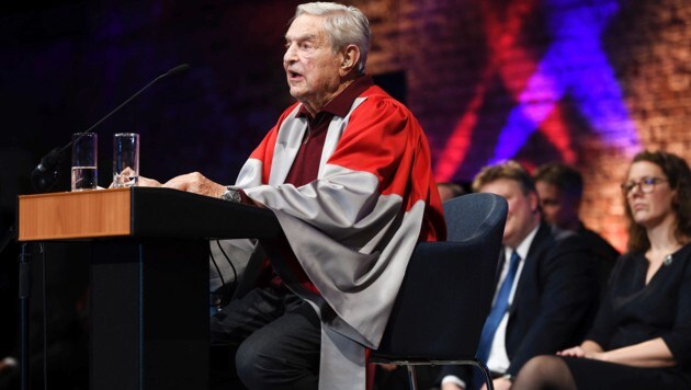 George Soros verliert aber auch Ungarn, das seine Bildungseinrichtung aus dem Land gejagt hat, nicht aus den Augen. (Bild: APA/CEU/DANIEL VEGEL)