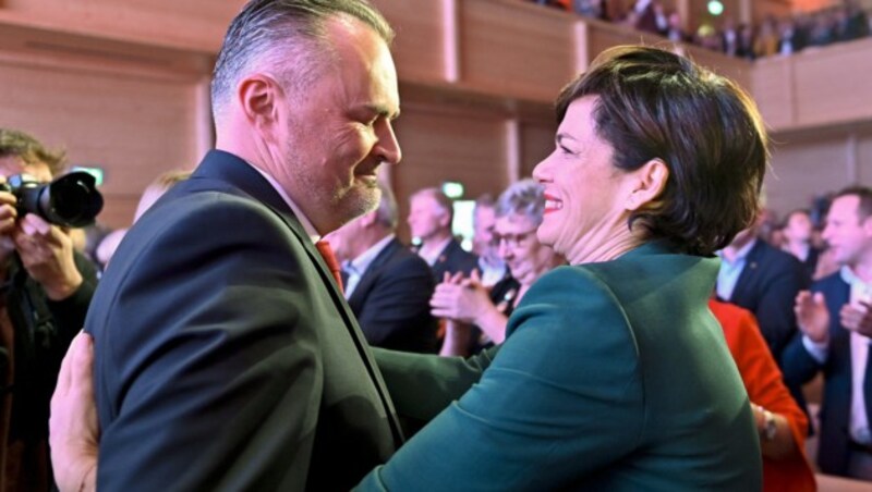 Landeshauptmann Hans Peter Doskozil und SPÖ-Chefin Pamela Rendi-Wagner beim Landesparteitag der SP-Burgenland (Bild: APA/HERBERT NEUBAUER)