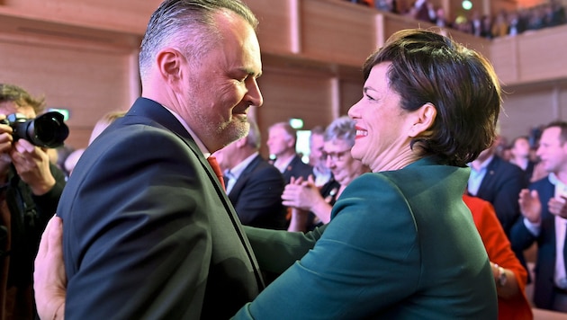Landeshauptmann Hans Peter Doskozil und SPÖ-Chefin Pamela Rendi-Wagner beim Landesparteitag der SP-Burgenland (Bild: APA/HERBERT NEUBAUER)