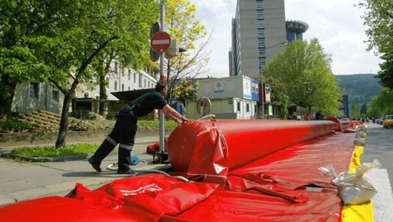 Ein mobiler Hochwasserschutz wie dieser steht bereit. (Bild: Christof Birbaumer)