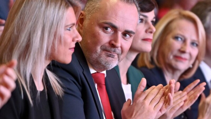 Hans Peter Doskozil mit seiner Lebensgefährtin Julia Jurtschak, SPÖ-Chefin Pamela Rendi-Wagner und der Zweiten Nationalratspräsidentin Doris Bures beim burgenländischen Landesparteitag (Bild: APA/HERBERT NEUBAUER)