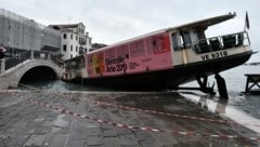 Ein gestrandetes Taxi-Boot am Markusplatz (Bild: AP)