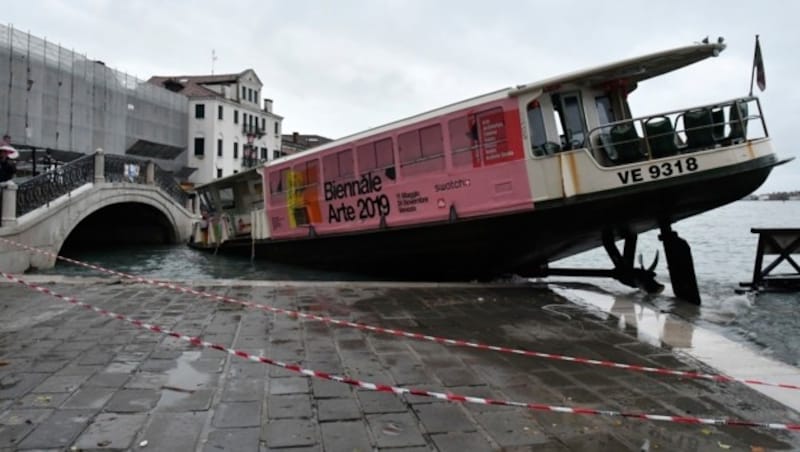 Ein gestrandetes Taxi-Boot am Markusplatz (Bild: AP)