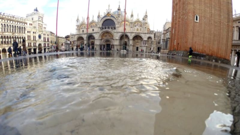 Der Markusplatz in Venedig stand im November 2019 wieder einmal unter Wasser. (Bild: AP)