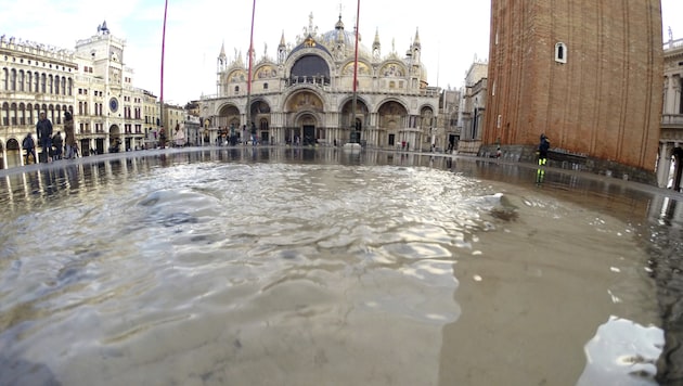 Der Markusplatz in Venedig stand im November 2019 wieder einmal unter Wasser. (Bild: AP)