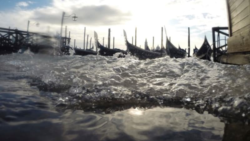 Das Wasser in Venedig steigt wieder. (Bild: AP)