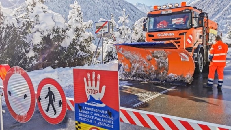 Straßensperren sind allgegenwärtig, hier bei Obermauern in Virgen. (Bild: Brunner Images | Philipp Brunner)