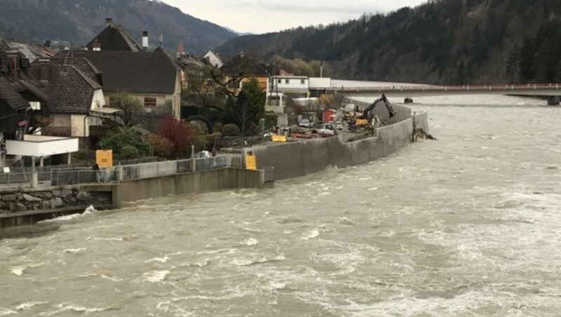 Intensive Hochwasservorkehrungen in Lavamünd (Bild: APA/VERBUND/ROBERT ZECHNER)