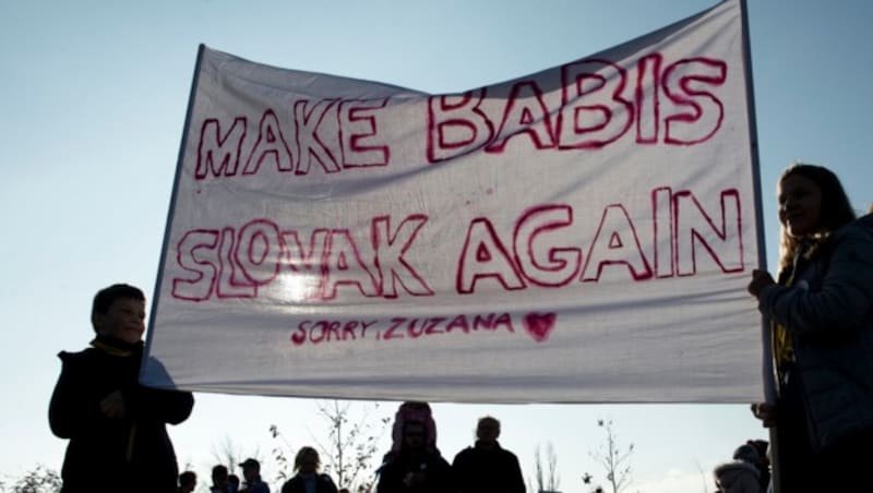 Diese jungen Demonstranten fordern, dass Babis wieder ein Slowake wird und verschwindet. (Bild: APA/AFP/Michal Cizek)