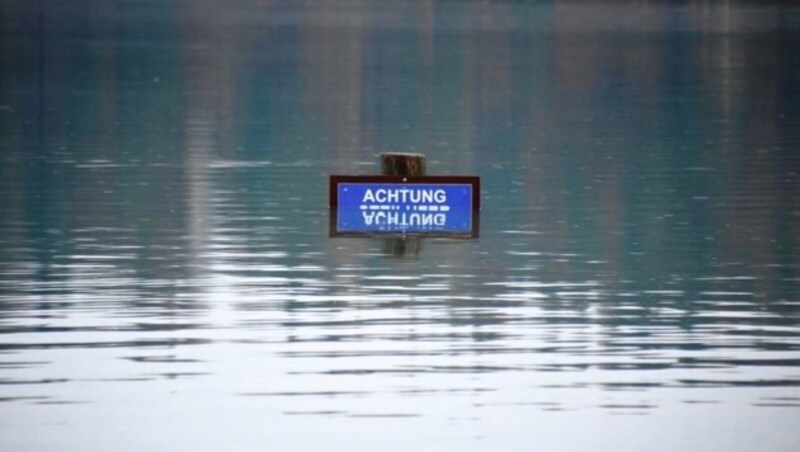 Der Faaker See trat ordentlich über seine Ufer. (Bild: Wasserrettung Faaker See)