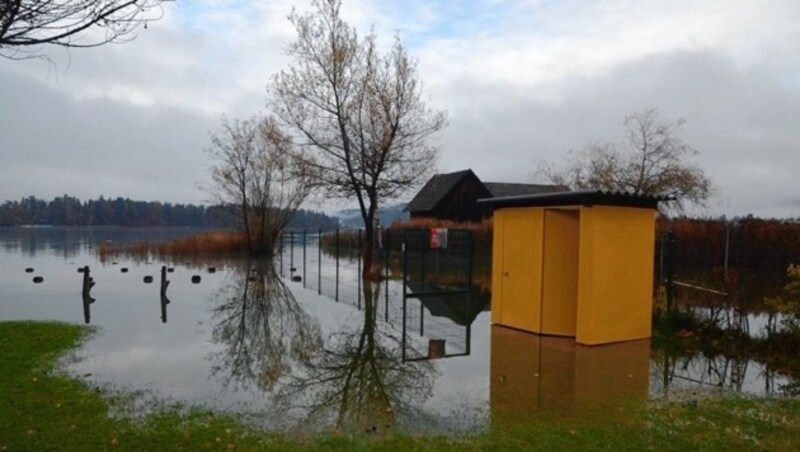 Das halbe Strandbad wurde überschwemmt. (Bild: Österreichische Wasserrettung Ei)