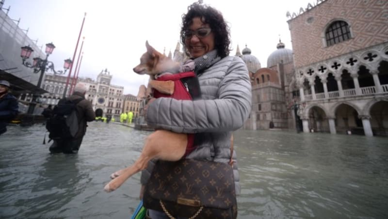 Der Markusplatz steht schon wieder knietief unter Wasser. (Bild: AFP)