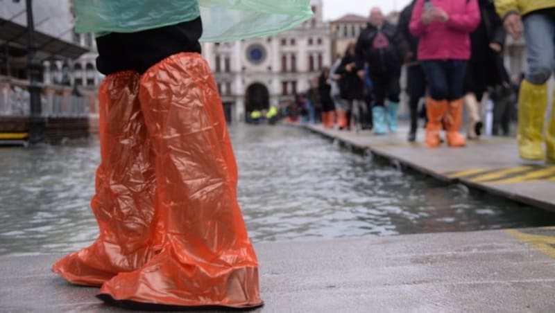 Venedig kann man derzeit nur auf Planken und mit hohen Gummistiefel-Varianten bewandern. (Bild: AFP)