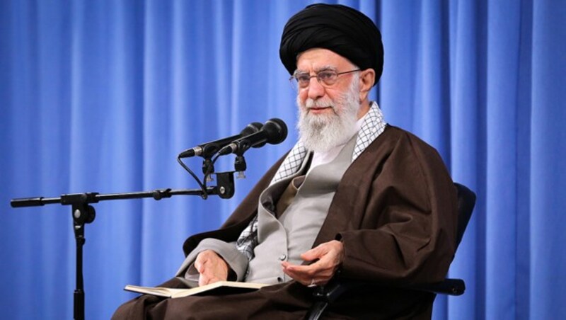 Ayatollah Ali Khamenei hat in allen strategischen Belangen das letzte Wort. (Bild: AFP)