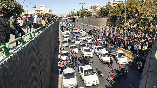 Demonstranten blockierten am 16. November eine Straße in der iranischen Metropole Ishafan. (Bild: AFP )