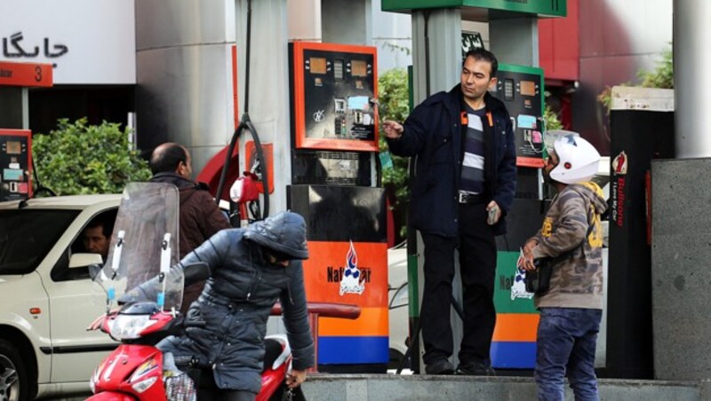 Eine Tankstelle in Teheran. Viele Iraner betrachten billiges Benzin als ihr angestammtes Recht in dem erdölreichen Land. (Bild: AFP)