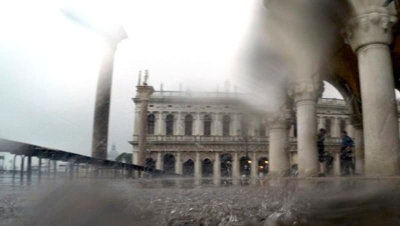 Erneut steht der Großteil des Stadtkerns von Venedig unter Wasser. Peitschender Wind und Regen vertreiben auch die mutigsten Touristen. (Bild: AP)