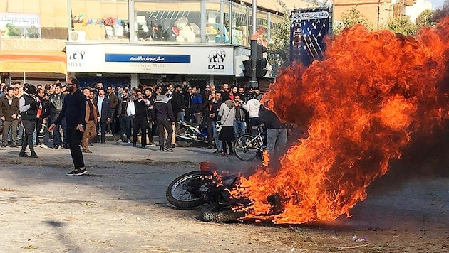 Wie in vielen anderen Städten machen auch Menschen in der Metropole Isfahan im Zentrum des Iran ihrem Ärger Luft. (Bild: AFP )