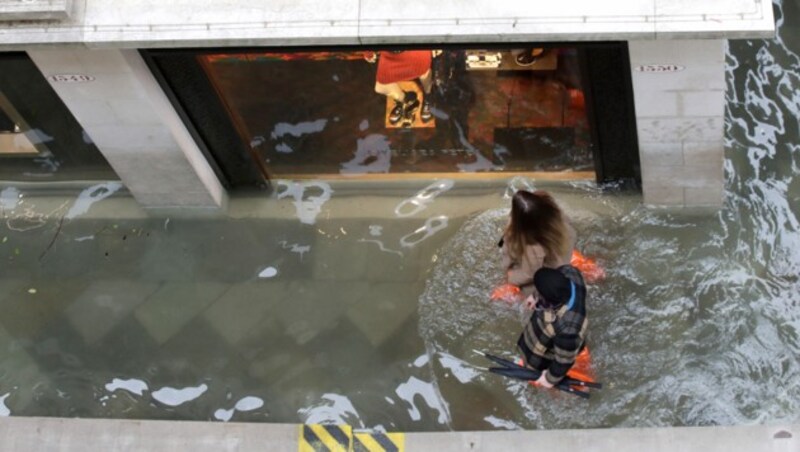 Erneut stehen zahlreiche Geschäfte unter Wasser. (Bild: AP)