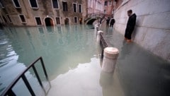 Wer nicht zu Hause bleiben wollte oder konnte, musste am Sonntag durch rund 60 Zentimeter tiefes Wasser waten. (Bild: AFP)