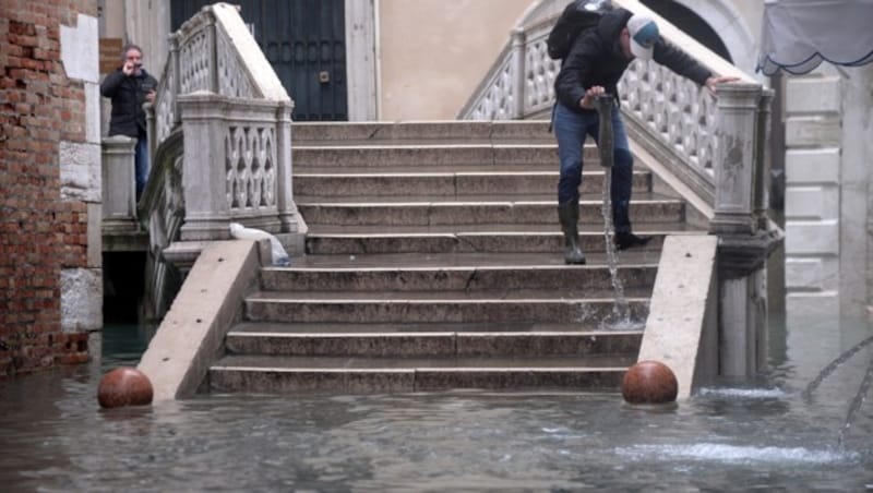 Schon zum dritten Mal wurde der Stadtkern Venedigs überflutet, die Bewohner gehen das Ganze pragmatisch an. (Bild: AFP)