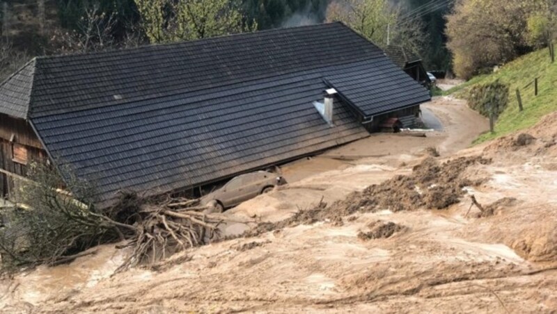 Auch in Altersberg im Bezirk Spittal hat eine Mure ein Haus erfasst und verwüstet. (Bild: BFKDO Spittal)