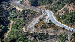 Der Grenzzaun rund um Ceuta (Bild: APA/AFP/FADEL SENNA)
