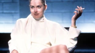 Sharon Stone stellte jetzt diese ikonische Szene aus „Basic Instinct“ nach – allerdings nur in Dessous! (Bild: Everett Collection / picturedesk.com)