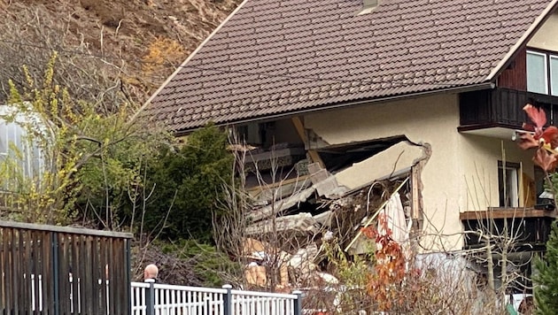 Dieses Haus in Bad Kleinkirchheim wurde von der Mure erfasst und zerstört. Der 80-jährige Besitzer wird vermisst. (Bild: Hannes Wallner)