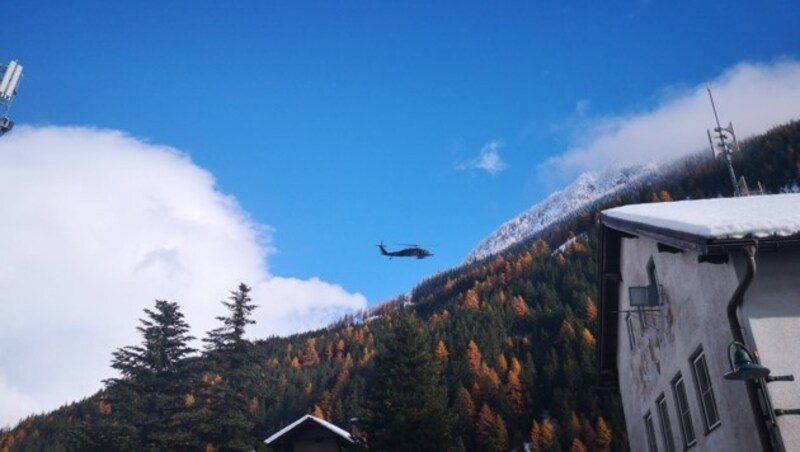 Auch in Mallnitz ist das Bundesheer mit einem Hubschrauber im Einsatz. (Bild: FF Mallnitz)