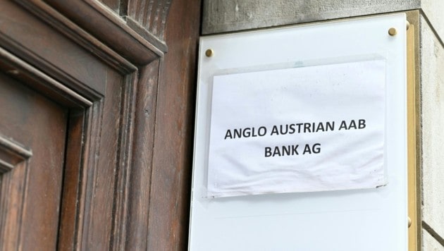 Ein aufgeklebter Zettel ist das neue Firmenschild am Wiener Palais. (Bild: APA/HERBERT NEUBAUER)