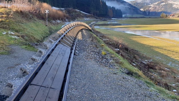 Die Gleise der Murtalbahn wurden weggerissen (Bild: Kevin Geissler)