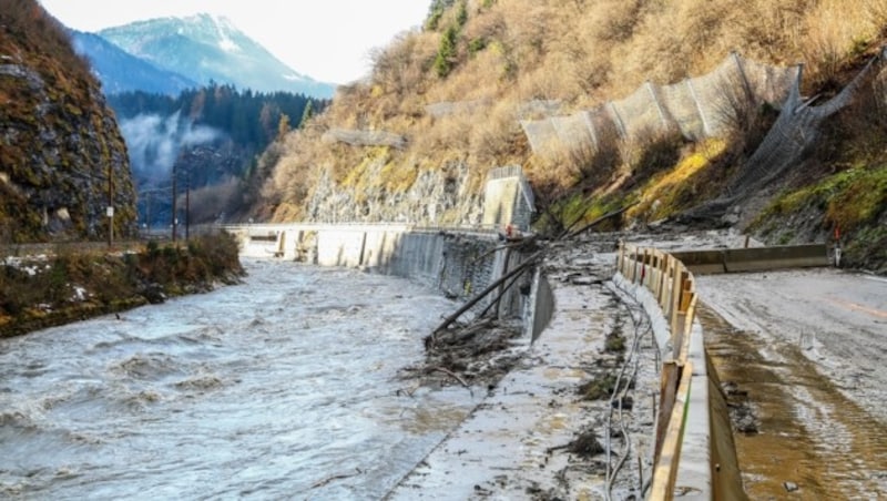 Die Pinzgauer Bundesstraße B311 bei Schwarzach nach den Verwüstungen des Vortags. (Bild: Gerhard Schiel)