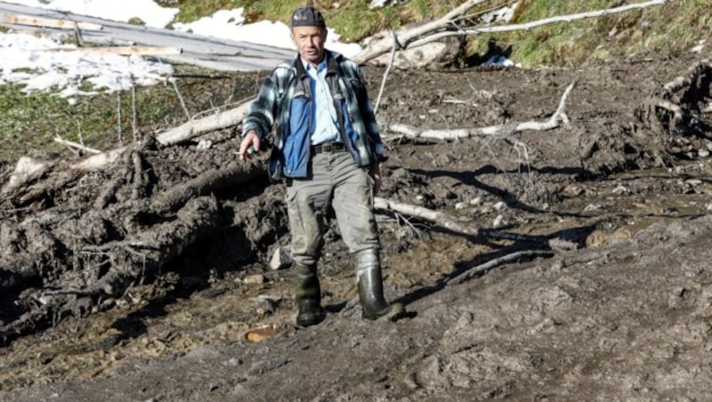 Josef Leireiter aus Großarl kam mit dem Schrecken davon: Zwar wurde sein Feld zerstört, doch sein Haus in der Nähe eines Hanges überstand die Unwetter unbeschadet. (Bild: Gerhard Schiel)