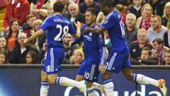 Eden Hazard (Mitte) und John Obi Mikel (rechts) (Bild: AFP)