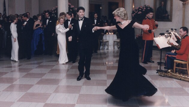 Prinzessin Diana tanzt im Weißen Haus in einem nachtblauen Samtkleid mit John Travolta. (Bild: NARA / Everett Collection / picturedesk.com)