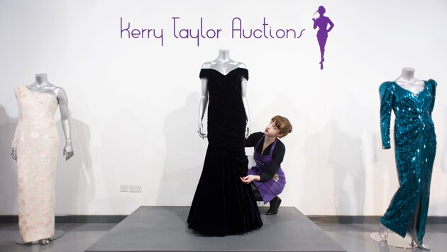 Das Auktionshaus Kerry Taylor versteigerte Prinzessin Dianas Kleid des Designers Victor Edelstein, das sie 1985 beim Besuch im Weißen Haus trug. (Bild: AFP)