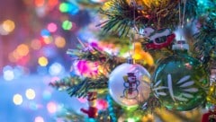 Wer einen Christbaum vor einem Kindergarten oder einer anderen Einrichtung aufstellen will, sollte dafür eine Genehmigung einholen. (Bild: ©mszucs - stock.adobe.com)