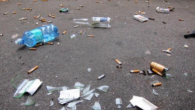 Tschickstummel, Glasscherben, leer getrunkene Flaschen - die Straßen in der Wiener Ausgehmeile Bermudadreieck sehen seit dem Rauchverbot in den Lokalen aus wie Müllhalden. (Bild: zVg)